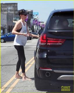 Charlize Theron feet photo thumbnail