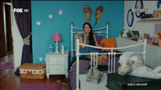 Özge Gürel feet photo 4