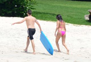 Selena Gomez feet photo thumbnail