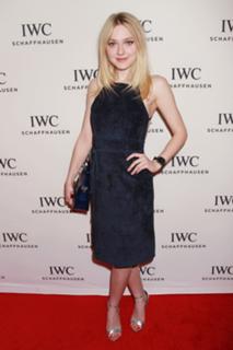Dakota Fanning feet photo thumbnail