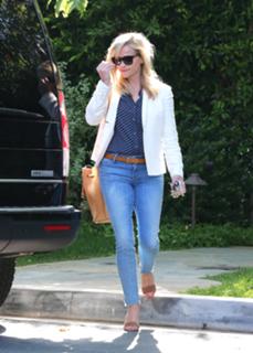 Reese Witherspoon feet photo thumbnail