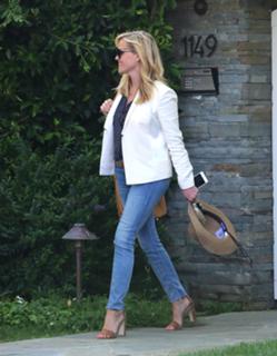 Reese Witherspoon feet photo thumbnail