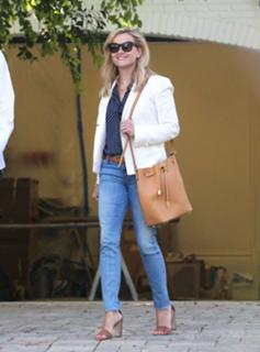 Reese Witherspoon feet photo thumbnail