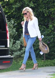 Reese Witherspoon feet photo thumbnail