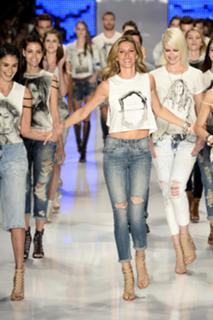 Gisele Bündchen feet photo thumbnail