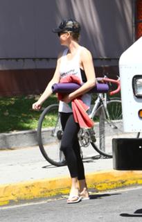 Charlize Theron feet photo thumbnail