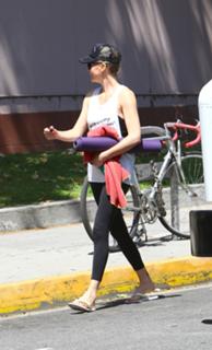 Charlize Theron feet photo thumbnail