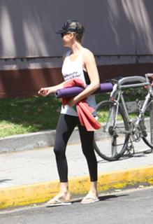 Charlize Theron feet photo thumbnail