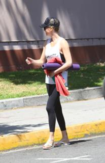 Charlize Theron feet photo thumbnail