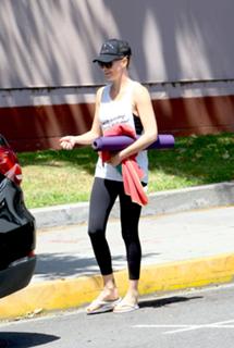 Charlize Theron feet photo thumbnail