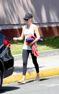 Charlize Theron feet photo thumbnail