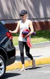 Charlize Theron feet photo thumbnail