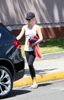 Charlize Theron feet photo thumbnail