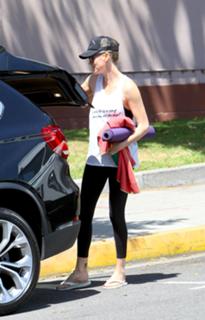 Charlize Theron feet photo thumbnail
