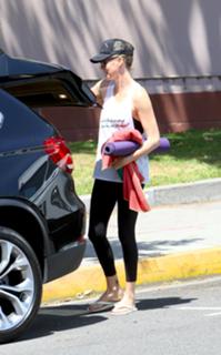 Charlize Theron feet photo thumbnail