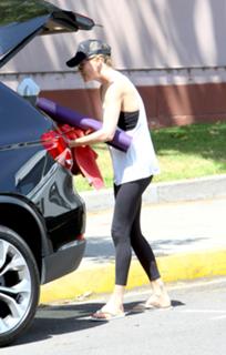 Charlize Theron feet photo thumbnail