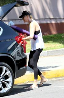 Charlize Theron feet photo thumbnail