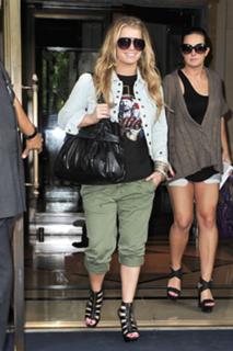 Jessica Simpson feet photo thumbnail
