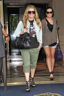 Jessica Simpson feet photo thumbnail