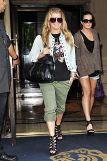 Jessica Simpson feet photo thumbnail