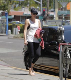Charlize Theron feet photo thumbnail