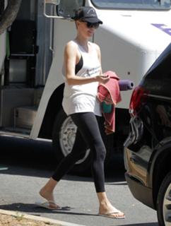 Charlize Theron feet photo thumbnail