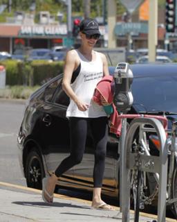 Charlize Theron feet photo thumbnail