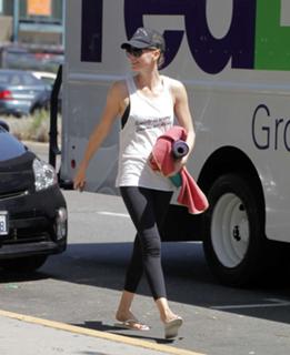 Charlize Theron feet photo thumbnail