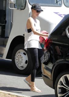 Charlize Theron feet photo thumbnail