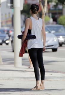 Charlize Theron feet photo thumbnail