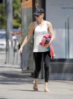 Charlize Theron feet photo thumbnail