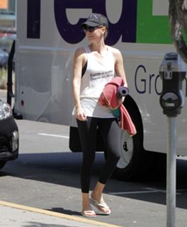 Charlize Theron feet photo thumbnail