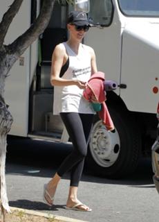 Charlize Theron feet photo thumbnail