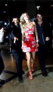 Gisele Bündchen feet photo thumbnail