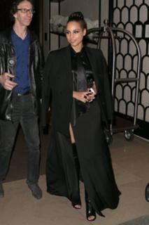 Alicia Keys feet photo thumbnail