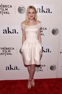 Dakota Fanning feet photo thumbnail