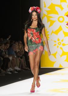 Adriana Lima feet photo thumbnail