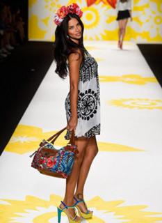 Adriana Lima feet photo thumbnail
