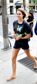 Shailene Woodley feet photo thumbnail