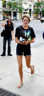 Shailene Woodley feet photo thumbnail