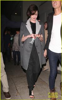 Anne Hathaway feet photo thumbnail