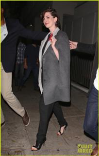 Anne Hathaway feet photo thumbnail