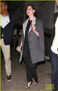 Anne Hathaway feet photo thumbnail