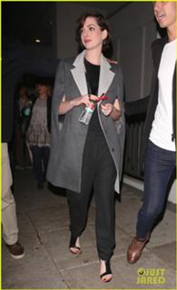 Anne Hathaway feet photo thumbnail