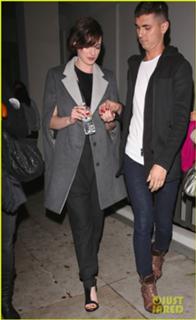 Anne Hathaway feet photo thumbnail