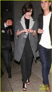 Anne Hathaway feet photo thumbnail