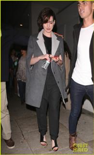 Anne Hathaway feet photo thumbnail