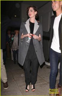 Anne Hathaway feet photo thumbnail