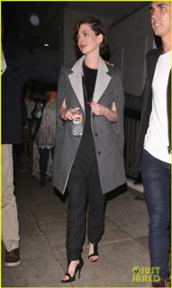 Anne Hathaway feet photo thumbnail