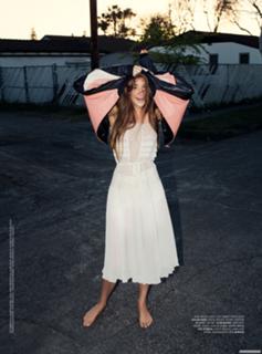 Shailene Woodley feet photo thumbnail